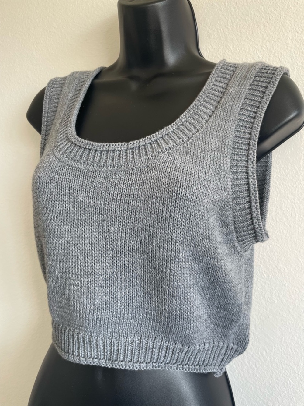 NWT VICI Gray Knit Sweater Tank Top Women’s Small Crop Sleeveless Ribbed - Picture 4 of 10